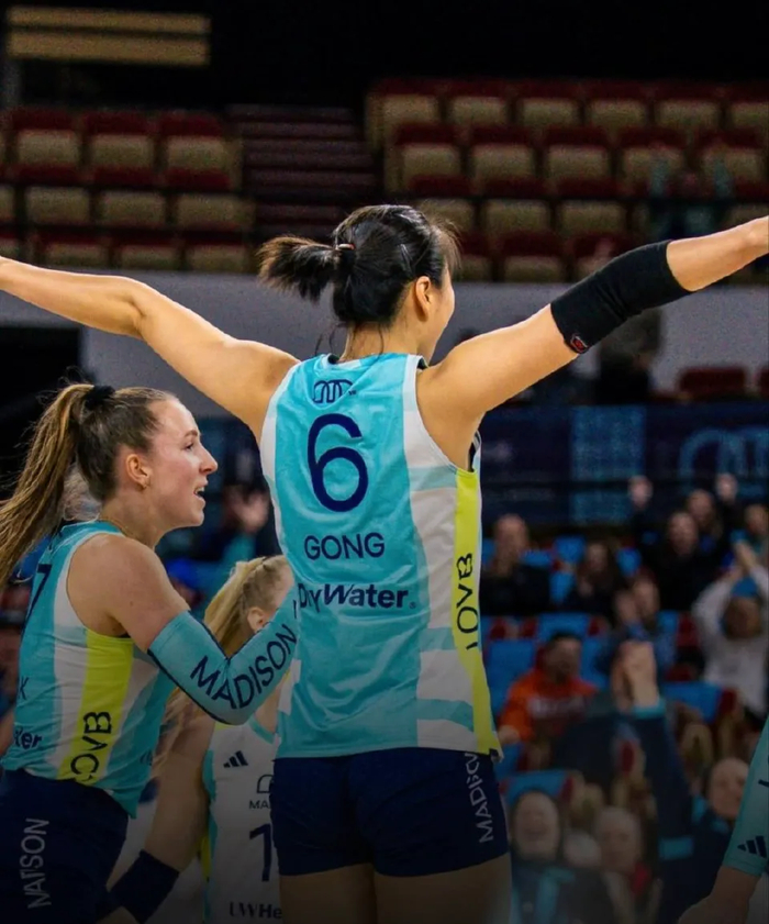 球天下体育直播-龚翔宇带伤出阵，麦迪逊女排首败！但她仍然砍下11分|奥斯汀|自由人|美国女排|失误|比赛_新浪新闻